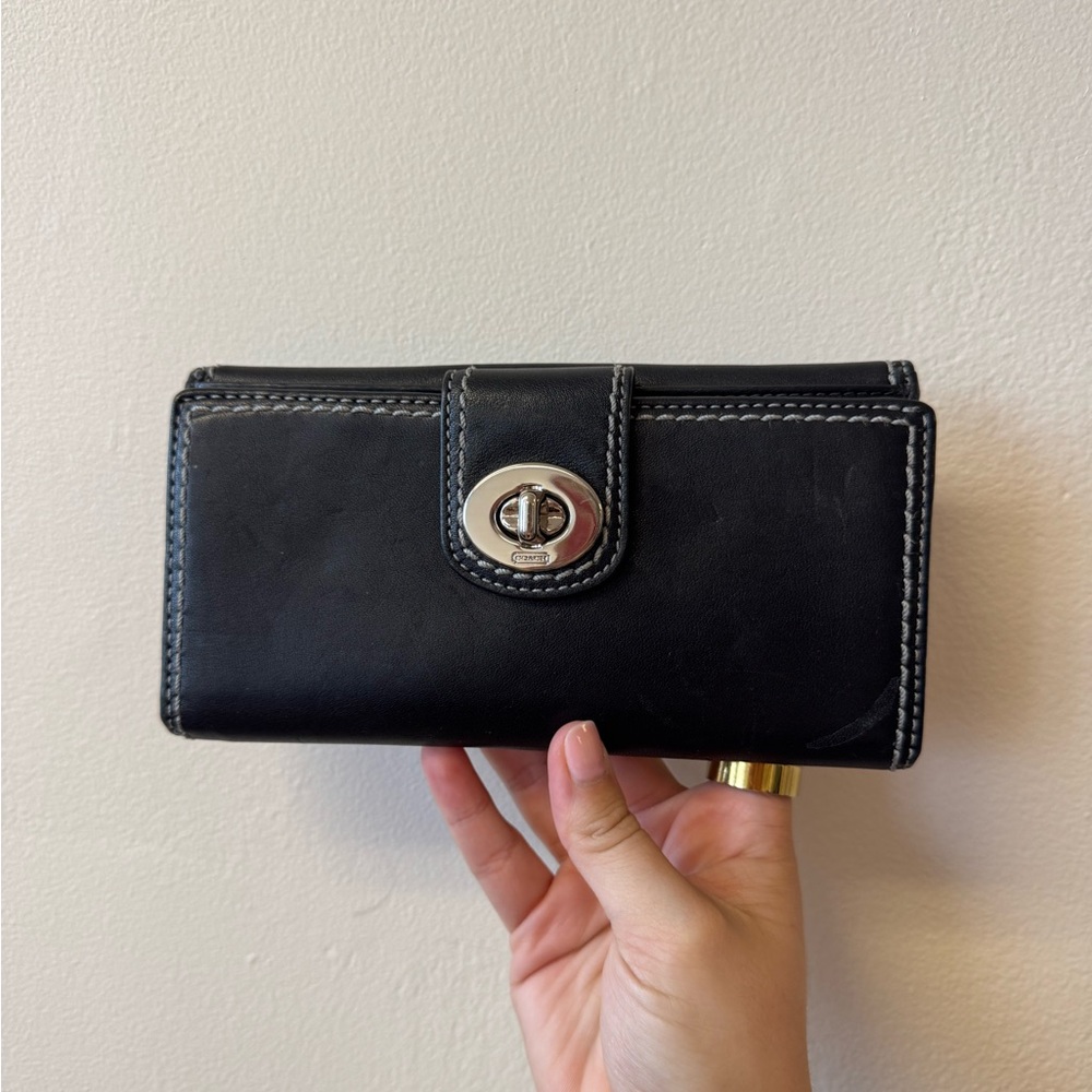 Coach Black Leather Turnlock Wallet – Classic Vintage Style